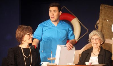 Verabredet zum Strip-Poker: die Seniorinnen Fine (Silke Kühtmann) und Agnes (Edda Hillmann-Quest). Kurzes Zögern beim neuen Pfleger Patrick (Timon Finke). Wird der Zuschauer Haut sehen?