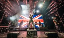 „Queen Kings“ bringen die unvergesslichen Hymnen von Freddie Mercury, Brian May, Roger Taylor und John Deacon beim Rock im Torf auf die Bühne.