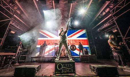„Queen Kings“ bringen die unvergesslichen Hymnen von Freddie Mercury, Brian May, Roger Taylor und John Deacon beim Rock im Torf auf die Bühne.