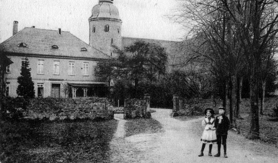 Historische Ansicht vom Landratshaus mit St. Viti Kirche.