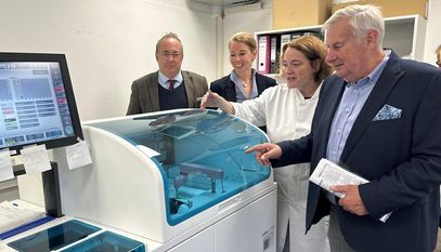 Der Erste Kreisrat Markus Pragal (li.), Krankenhausleiterin Doris Sonström (daneben) sowie der Vorsitzende des Krankenhausausschusses Wilfried Pallasch beim Jahresabschluss des Kreiskrankenhauses.