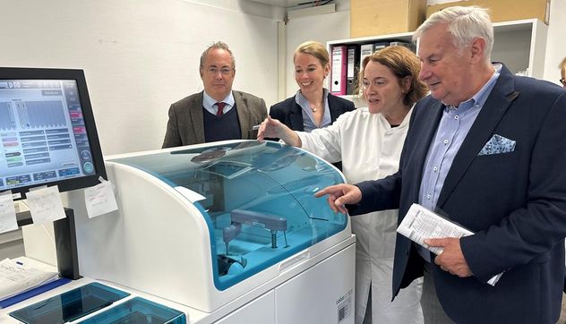 Der Erste Kreisrat Markus Pragal (li.), Krankenhausleiterin Doris Sonström (daneben) sowie der Vorsitzende des Krankenhausausschusses Wilfried Pallasch beim Jahresabschluss des Kreiskrankenhauses.