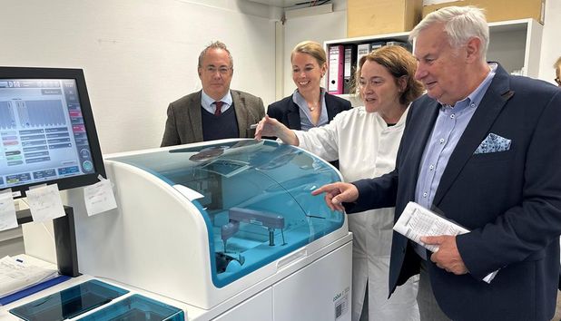 Der Erste Kreisrat Markus Pragal (li.), Krankenhausleiterin Doris Sonström (daneben) sowie der Vorsitzende des Krankenhausausschusses Wilfried Pallasch beim Jahresabschluss des Kreiskrankenhauses.