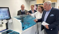 Der Erste Kreisrat Markus Pragal (li.), Krankenhausleiterin Doris Sonström (daneben) sowie der Vorsitzende des Krankenhausausschusses Wilfried Pallasch beim Jahresabschluss des Kreiskrankenhauses.