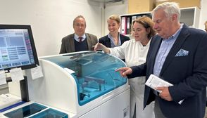 Der Erste Kreisrat Markus Pragal (li.), Krankenhausleiterin Doris Sonström (daneben) sowie der Vorsitzende des Krankenhausausschusses Wilfried Pallasch beim Jahresabschluss des Kreiskrankenhauses.