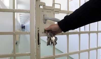 Personalmangel macht auch vor deutschen Gefängnissen nicht Halt - auf Seiten der Vollzugsbeamten.