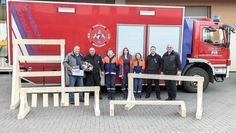 Andreas Brünjes übergibt die neuen Hindernisse an Mitglieder und Betreuer der Jugendfeuerwehr.