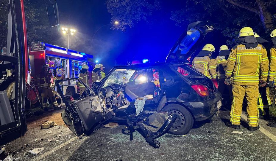 Der Fahrer dieses Kleinwagens musste nach einem schweren Unfall mit einem Linienbus von der Feuerwehr aus dem Fahrzeug befreit werden.