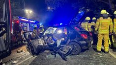 Der Fahrer dieses Kleinwagens musste nach einem schweren Unfall mit einem Linienbus von der Feuerwehr aus dem Fahrzeug befreit werden.