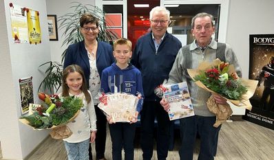 Verlagsassistenz Christina Rotondo-Renken und Verleger Wilfried Kalski übergaben die Gewinne an Peter Pülsch (re.) und Tjark Pump, der von seiner Schwester Esther begleitet wurde.