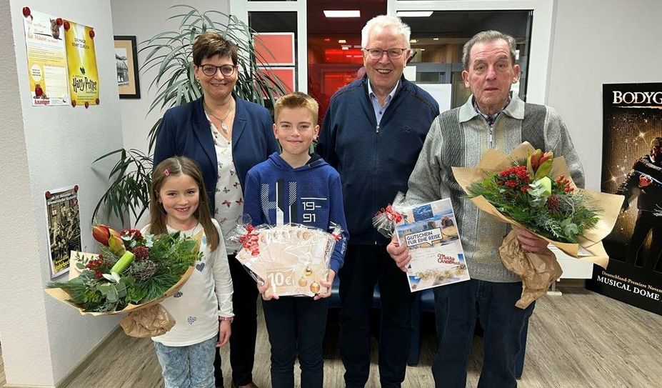 Verlagsassistenz Christina Rotondo-Renken und Verleger Wilfried Kalski übergaben die Gewinne an Peter Pülsch (re.) und Tjark Pump, der von seiner Schwester Esther begleitet wurde.