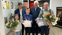 Verlagsassistenz Christina Rotondo-Renken und Verleger Wilfried Kalski übergaben die Gewinne an Peter Pülsch (re.) und Tjark Pump, der von seiner Schwester Esther begleitet wurde.