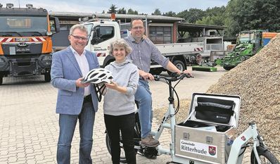 (v. l.) Bürgermeister Jürgen Kuck, Simone Schröter von Zweirad Kliem und Stefan Berndt vom Sachgebiet GuG.