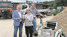 (v. l.) Bürgermeister Jürgen Kuck, Simone Schröter von Zweirad Kliem und Stefan Berndt vom Sachgebiet GuG.