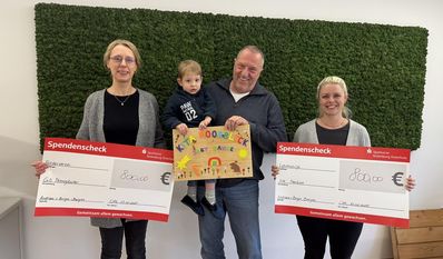 Unternehmer Andreas Brünjes mit Sandra Wischhusen und Joana Brodtmann.