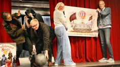 Der Schwarze Vogt (ersonnen von Firoozeh und Michael Milbradt, vorn links, hier gespielt von Timon Finke vom TiO) wird viel Aufmerksamkeit bekommen am Samstag, 19. September. Stefanie Garbade und Manfred Henkis vom Rotary Club Osterholz-Scharmbeck laden ein zum Benefiz-Dinner-Event.