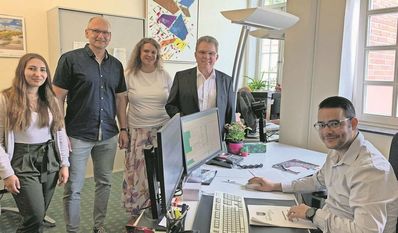 Bürgermeister Jürgen Kuck (2.v.r.) und das Team des Rathauses sind stolz auf Ahmad Bosso (rechts).