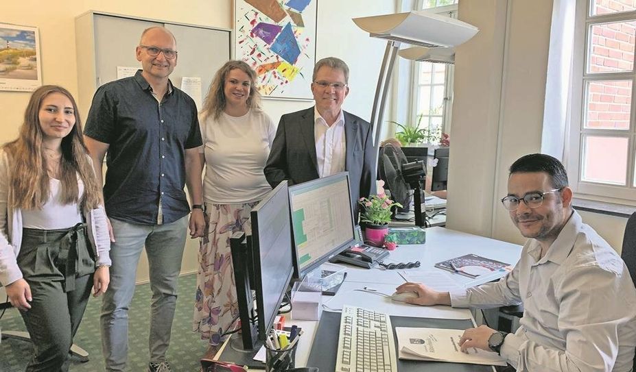 Bürgermeister Jürgen Kuck (2.v.r.) und das Team des Rathauses sind stolz auf Ahmad Bosso (rechts).
