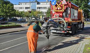 Mit dem „Roadpatch“-Verfahren werden Straßenschäden schnell und effizient behoben. Ein Spezialfahrzeug ist aktuell in der Kreisstadt und den umliegenden Ortschaften unterwegs.