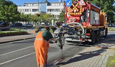 Mit dem „Roadpatch“-Verfahren werden Straßenschäden schnell und effizient behoben. Ein Spezialfahrzeug ist aktuell in der Kreisstadt und den umliegenden Ortschaften unterwegs.