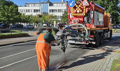 Mit dem „Roadpatch“-Verfahren werden Straßenschäden schnell und effizient behoben. Ein Spezialfahrzeug ist aktuell in der Kreisstadt und den umliegenden Ortschaften unterwegs.