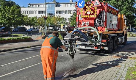 Mit dem „Roadpatch“-Verfahren werden Straßenschäden schnell und effizient behoben. Ein Spezialfahrzeug ist aktuell in der Kreisstadt und den umliegenden Ortschaften unterwegs.
