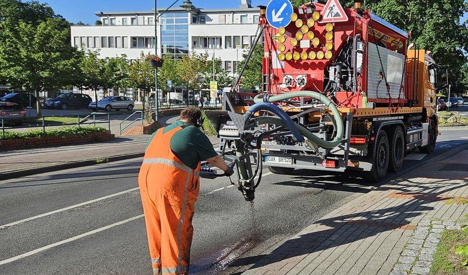 Mit dem „Roadpatch“-Verfahren werden Straßenschäden schnell und effizient behoben. Ein Spezialfahrzeug ist aktuell in der Kreisstadt und den umliegenden Ortschaften unterwegs.