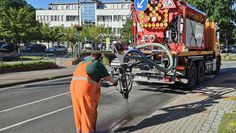 Mit dem „Roadpatch“-Verfahren werden Straßenschäden schnell und effizient behoben. Ein Spezialfahrzeug ist aktuell in der Kreisstadt und den umliegenden Ortschaften unterwegs.