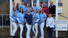 Oben: Das Team des Diabeteszentrums. Links: Elke Braune bei einem Beratungsgespräch.