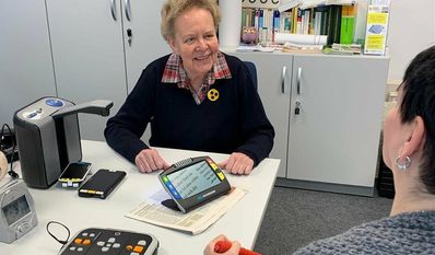 Oben: Das Team des Diabeteszentrums. Links: Elke Braune bei einem Beratungsgespräch.