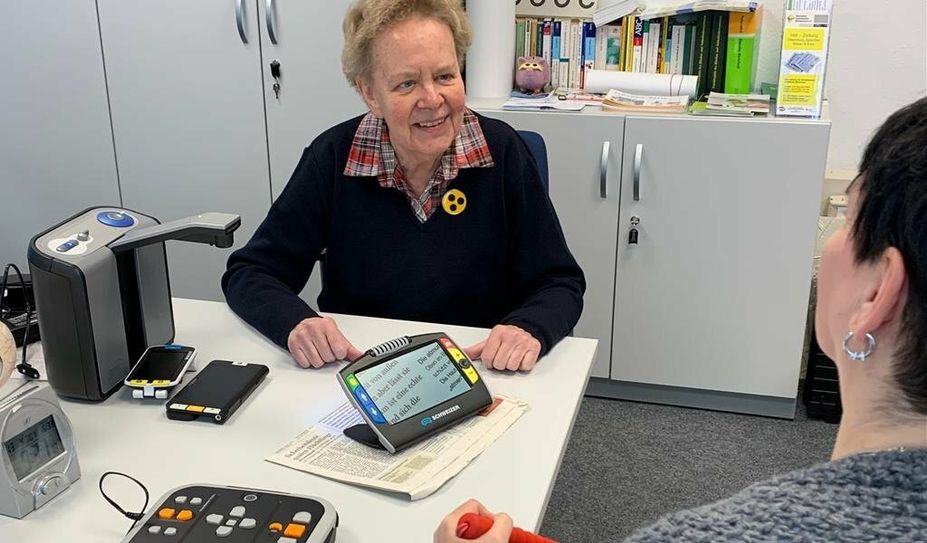 Oben: Das Team des Diabeteszentrums. Links: Elke Braune bei einem Beratungsgespräch.
