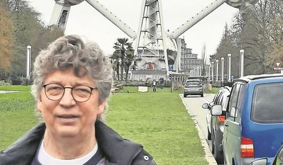 Der SPD-Fraktionsvorsitzende Lars Lust vor dem Atomium in Brüssel.