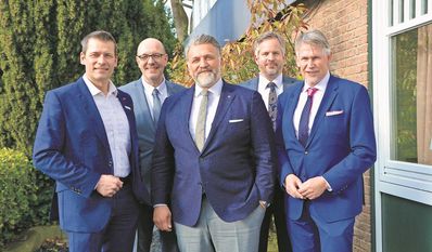 Freuen sich über das gute Jahresergebnis der Sparkasse: Die Sparkassen-Vorstände und stellvertretende Vorstandsmitglieder.