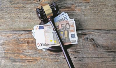 Geld bleibt unterm Hammer: Obwohl Deutschland zu einem der reichsten Länder der Welt gehört, seien laut SoVD allein in Niedersachsen über 17 Prozent der Bürger:innen von Armut bedroht.