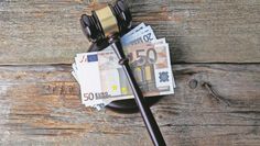 Geld bleibt unterm Hammer: Obwohl Deutschland zu einem der reichsten Länder der Welt gehört, seien laut SoVD allein in Niedersachsen über 17 Prozent der Bürger:innen von Armut bedroht.