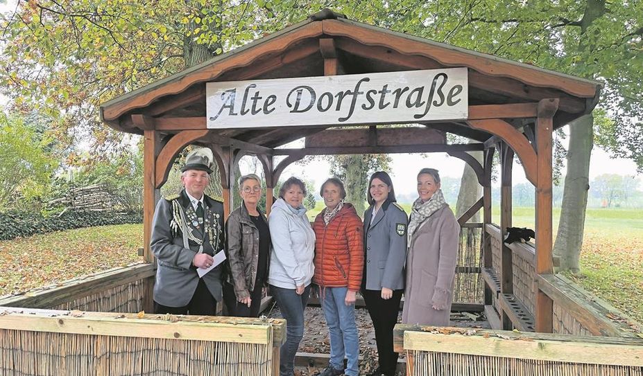 Abbenseth (uml). ) Der zweite Abbensether Höfe Flohmarkt lockte zahlreiche Besucher und Schnäppchenjäger an und wurde zu einem großen Erfolg. Neben dem vielfältigen Angebot an Flohmarktwaren gab es auch eine Vielfalt an Kulinarik. Ein besonderes Highlight war das Kaffee- und Kuchenbuffet, dessen Erlös einem guten Zweck zugutekommt. Dank der großen Nachfrage und großzügigen Unterstützung der Besucher konnten 300 Euro an die Kinderkrebshilfe Hamburg (UKE) gespendet werden. Auch der Schützenverein Abbenseth e.V. erhielt eine Spende von 200 Euro.