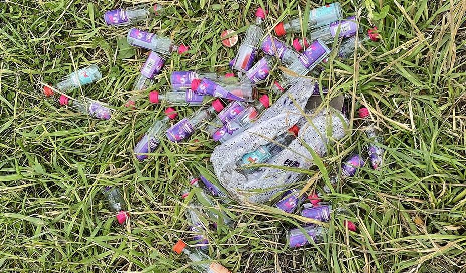 Der Tag danach: Müll und Glasflaschen sind am Ostufer des Vörder Sees zu finden.