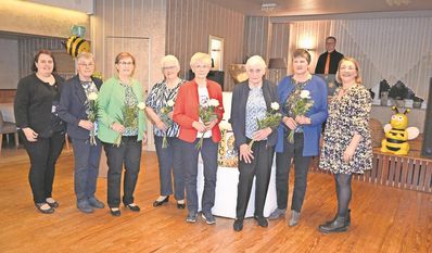 Den anwesenden Gründungsmitgliedern, Marianne Baack, Helga Karsten, Marianne Otten, Anne Steffens, Annemarie Steffens und Annegret Tiedemann wurden mit einer Blume gedankt. Eingerahmt werden die Gründungsmitglieder von Sabrina Mahler (li.) und Sabine von Kamp (re.).