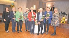 Den anwesenden Gründungsmitgliedern, Marianne Baack, Helga Karsten, Marianne Otten, Anne Steffens, Annemarie Steffens und Annegret Tiedemann wurden mit einer Blume gedankt. Eingerahmt werden die Gründungsmitglieder von Sabrina Mahler (li.) und Sabine von Kamp (re.).