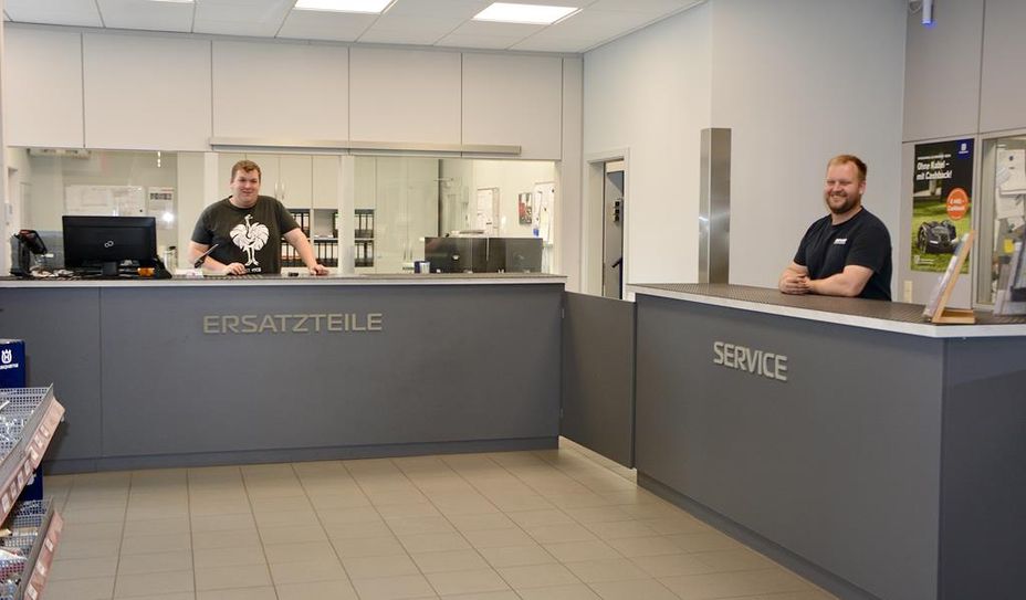 Lagerist Marcel Schütt (links) und Siloking-Servicetechniker Dennis Zundel stehen den Kunden im neuen Servicebereich zur Verfügung.