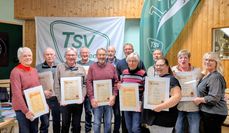 Die Vorsitzende Gabi Kai (rechts) gratuliert den neu ernannten Ehrenmitgliedern des TSV Lunestedt.