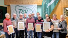Die Vorsitzende Gabi Kai (rechts) gratuliert den neu ernannten Ehrenmitgliedern des TSV Lunestedt.