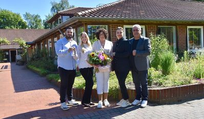 Die Familie Ödemis verabschiedete die ehemalige Hotelleitung Sylke König-Sander mit einem Blumenstrauß.