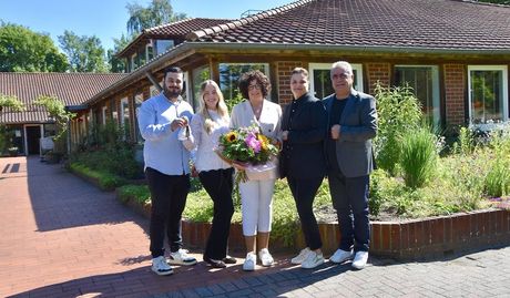 Die Familie Ödemis verabschiedete die ehemalige Hotelleitung Sylke König-Sander mit einem Blumenstrauß.