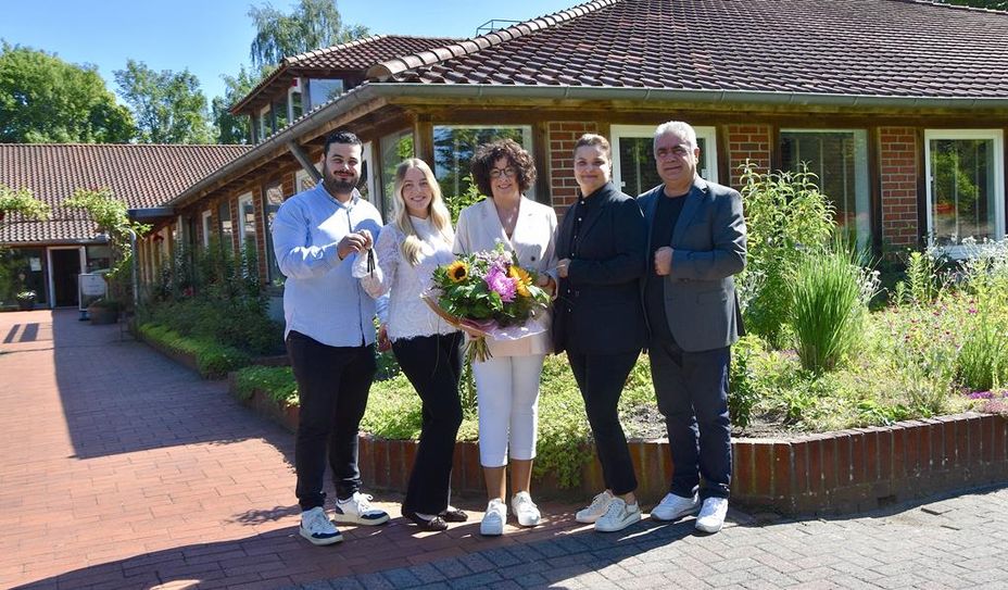 Die Familie Ödemis verabschiedete die ehemalige Hotelleitung Sylke König-Sander mit einem Blumenstrauß.