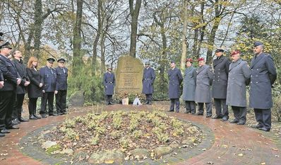 Am Ehrenmal trafen auch die Freiwillige Feuerwehr Garlstedt und die Lehrgruppe B der Logistikschule ein.