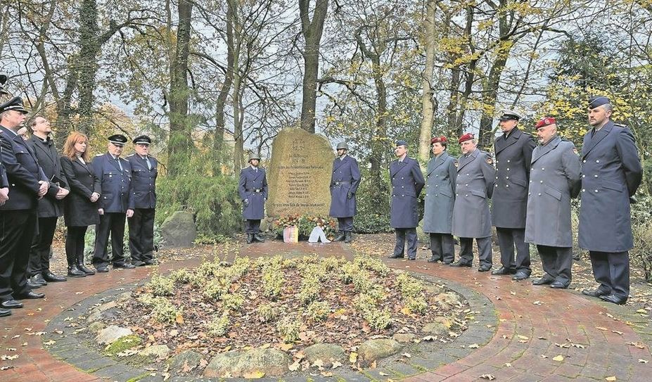 Am Ehrenmal trafen auch die Freiwillige Feuerwehr Garlstedt und die Lehrgruppe B der Logistikschule ein.