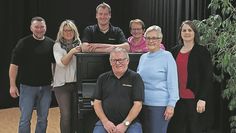 Die Darsteller:innen freuen sich, das Publikum zum Lachen zu bringen.