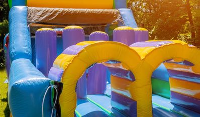 Auf den Hüpfburgen können sich die Kleinen so richtig austoben.