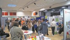 Auf dem großen Messegelände können die Besucher:innen sich umfänglich an den Ständen informieren.